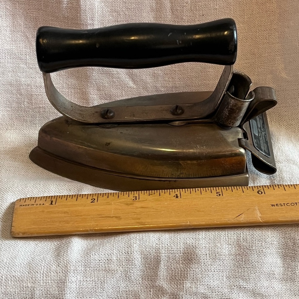 Antique Vintage Edison Hotpoint Electric Iron.